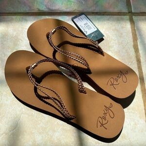 Roxy Sandals brown/ rose gold color brand new with tags size 11